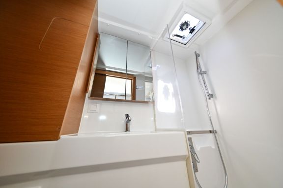 Image of Mint Cooler V yacht #19