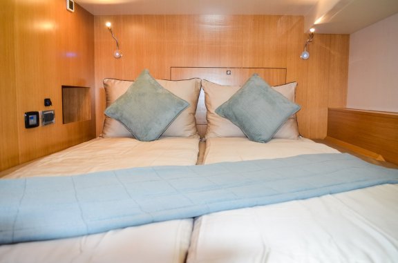 Image of October yacht #43