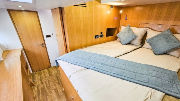 Image of October yacht #37