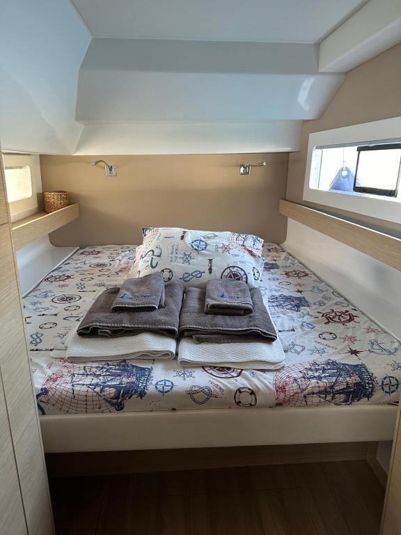 Image of Catalina yacht #11