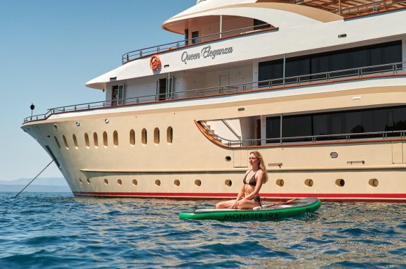 Image of Queen Eleganza yacht #11