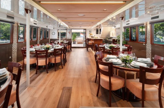 Image of Queen Eleganza yacht #15