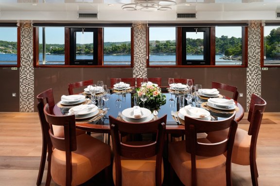 Image of Queen Eleganza yacht #12