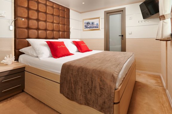 Image of Queen Eleganza yacht #22