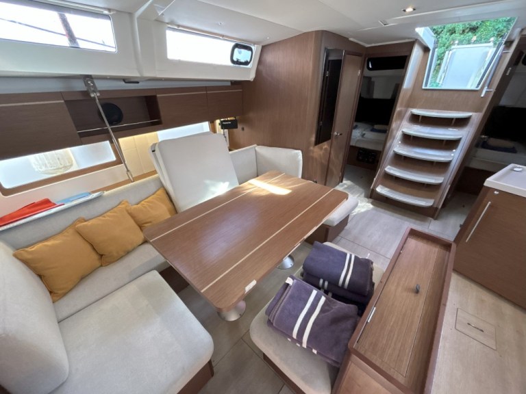 Image of Bumblebee yacht #12