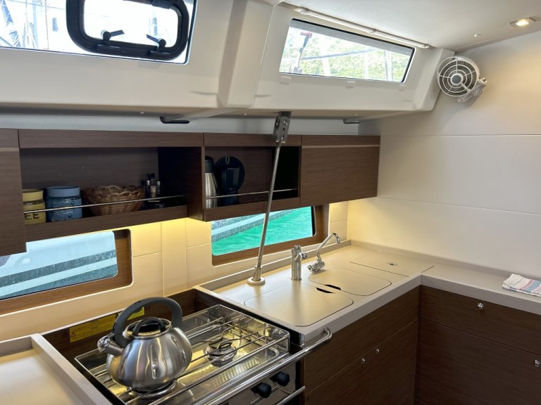 Image of Bumblebee yacht #14