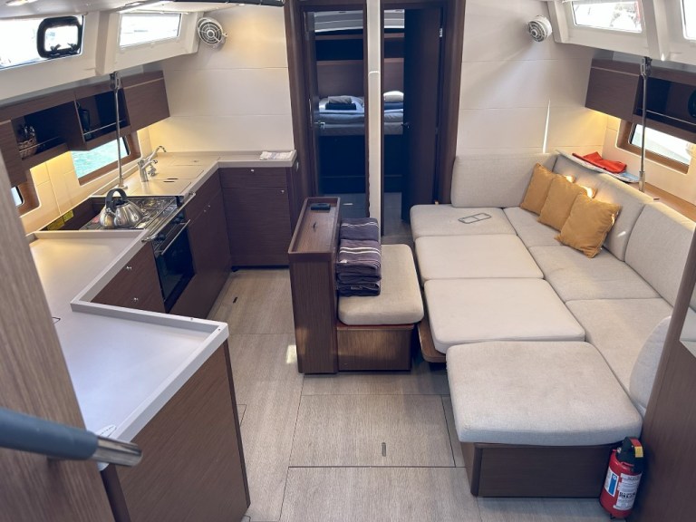 Image of Bumblebee yacht #16