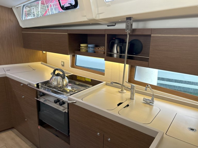Image of Bumblebee yacht #19