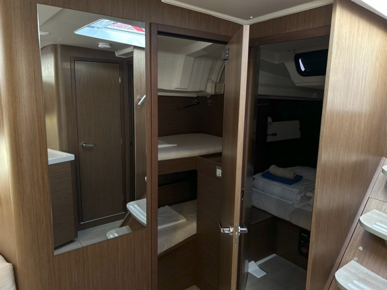 Image of Bumblebee yacht #24