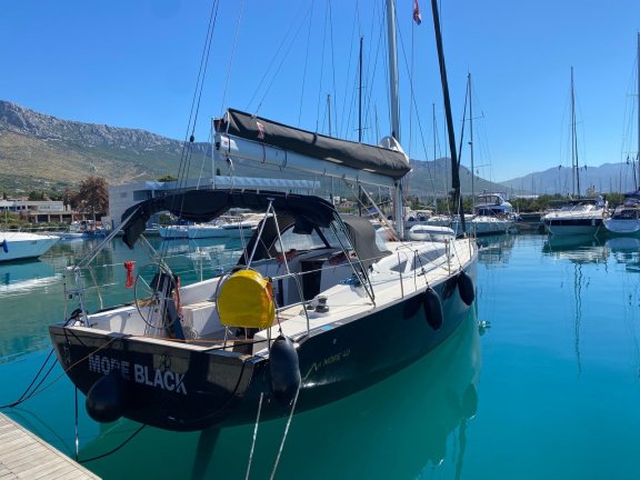 Image of More Black yacht #4