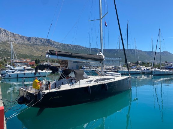 Image of More Black yacht #5