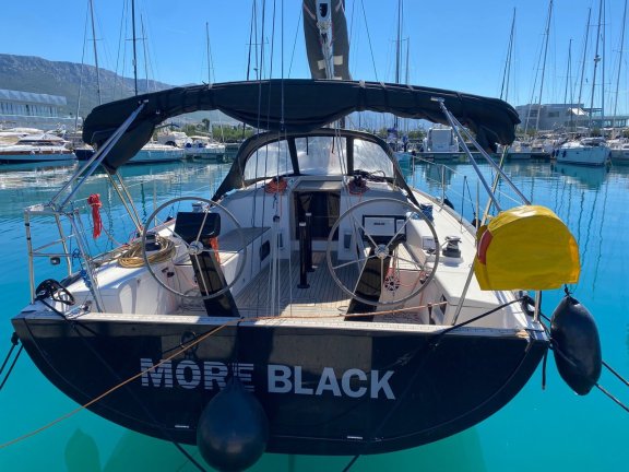 Image of More Black yacht #3