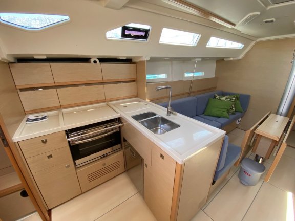 Image of More Black yacht #11