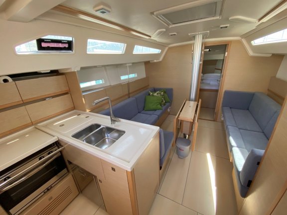 Image of More Black yacht #10