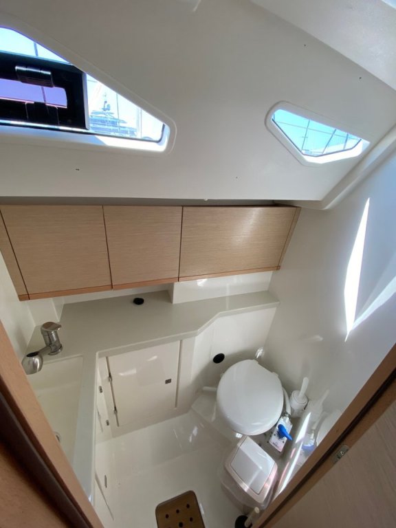 Image of More Black yacht #17