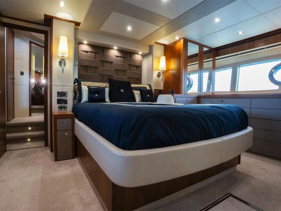 Image of Goldeneye yacht #13