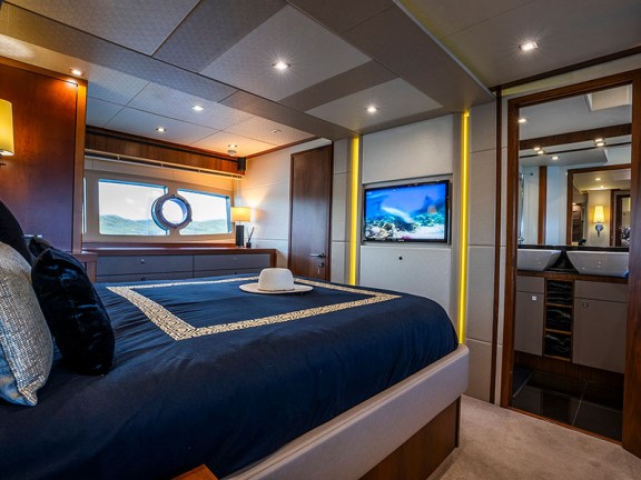 Image of Goldeneye yacht #12