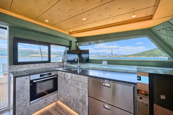 Image of Gold yacht #16