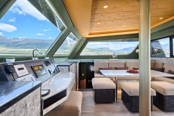 Image of Gold yacht #18