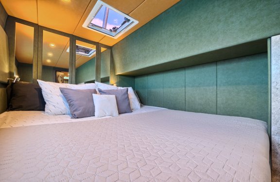 Image of Gold yacht #22