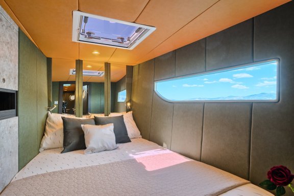 Image of Gold yacht #21