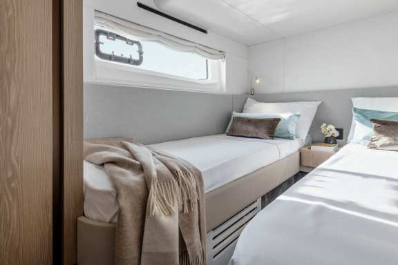 Image of White yacht #16