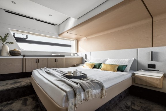 Image of White yacht #14