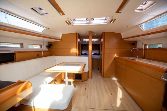 Image of Chinon 2 yacht #9