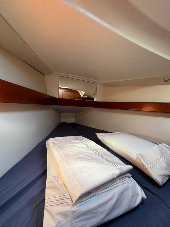 Image of Finia yacht #16