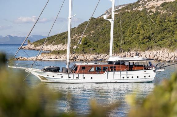 Image of Phoenix Bronze yacht #10