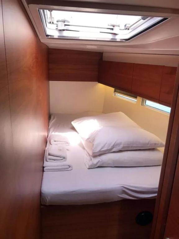 Image of Solid White yacht #15