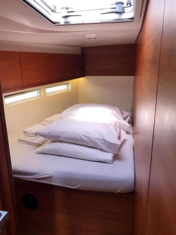 Image of Solid White yacht #16