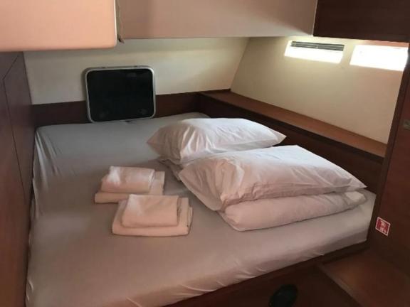 Image of Solid White yacht #17