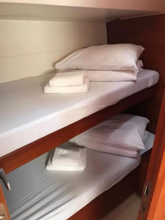 Image of Solid White yacht #18