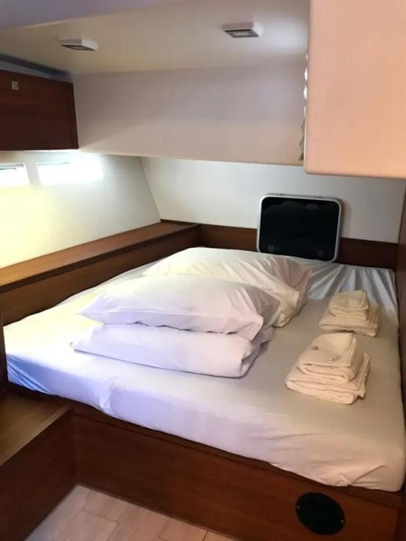 Image of Solid White yacht #14