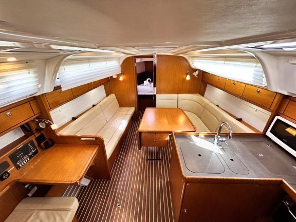 Image of Jitterbug yacht #16