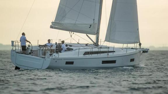 Image of IslaBonita yacht #6