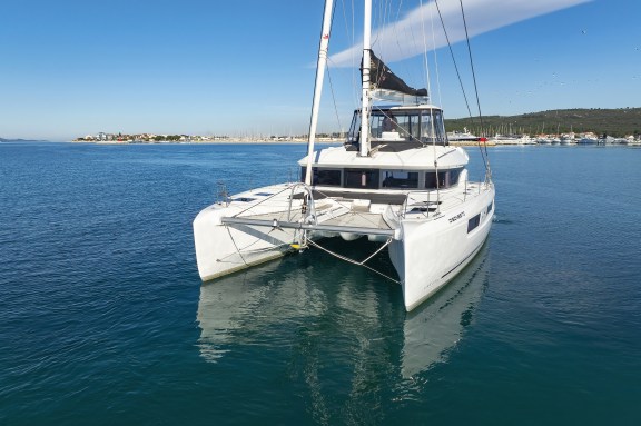 Image of Disonesto yacht #3