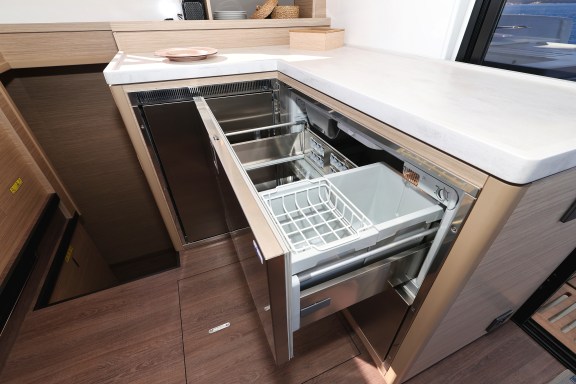 Image of Disonesto yacht #25