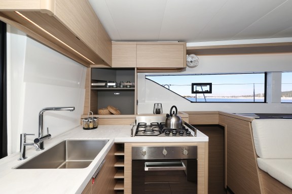 Image of Disonesto yacht #28