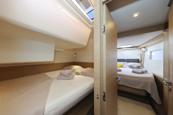 Image of Disonesto yacht #37