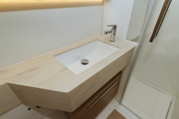 Image of Disonesto yacht #43