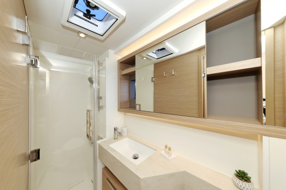 Image of Disonesto yacht #44