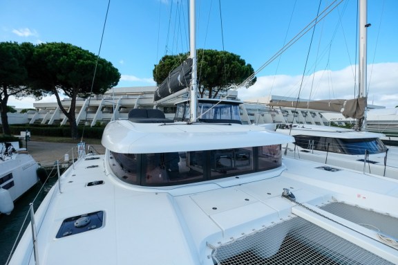 Image of White Chadal yacht #6