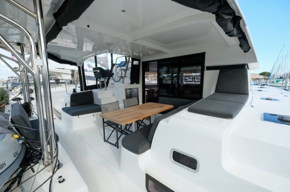 Image of White Chadal yacht #10