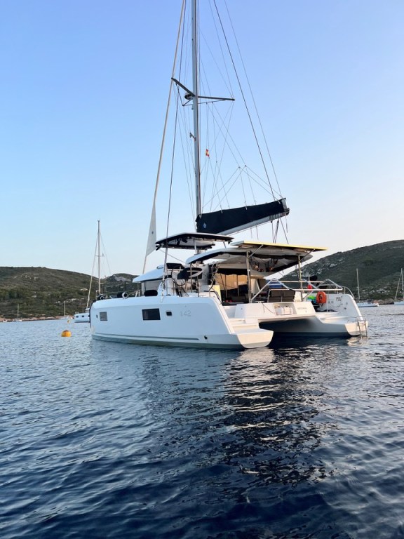 Image of White Chadal yacht #3