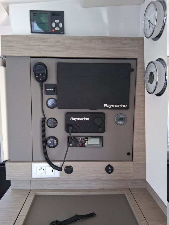 Image of Blue Champagne yacht #9