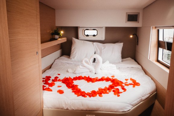 Image of Untethered yacht #5