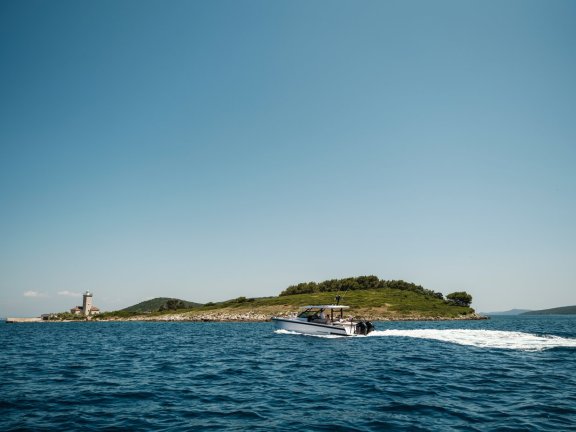 Image of Axopar 37 yacht #9