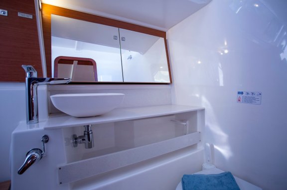 Image of Lana V yacht #20